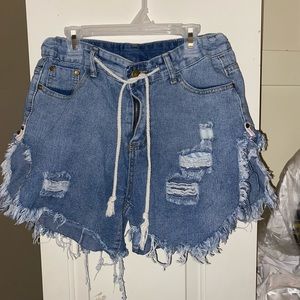 Ripped raw hem knot front denim shorts.